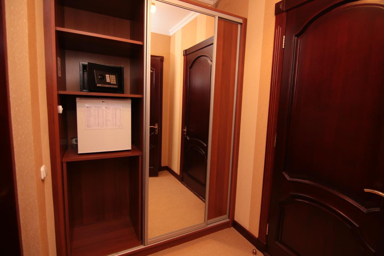 Chervona Kalina Otel Kiev Dış mekan fotoğraf